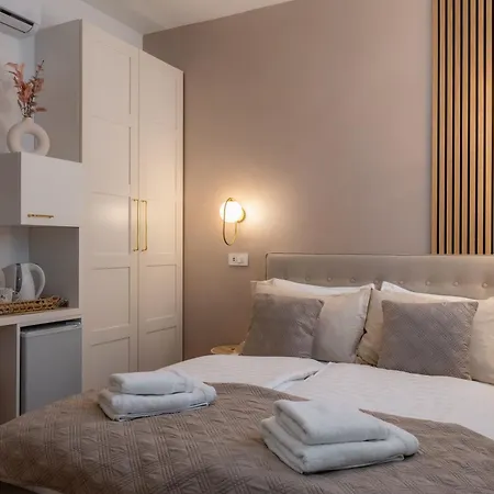 게스트하우스 Verena's Place Old Town 4*